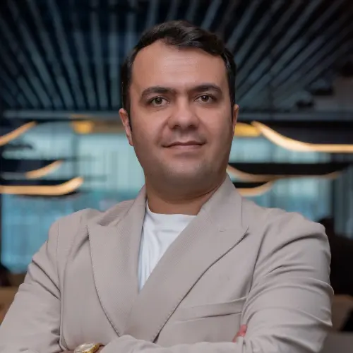 Portrait of Tohid Fetrat, Dubai real estate advisor and portfolio manager with expertise in luxury developments