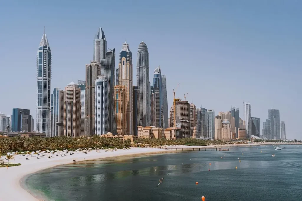 Dubai Marina gündüz manzarası – Körfez kıyısındaki modern gökdelenler, lüks yaşam tarzı ve Dubai’nin emlak yatırım fırsatlarını simgeliyor, Tohid Fetrat tarafından sunulmuştur.