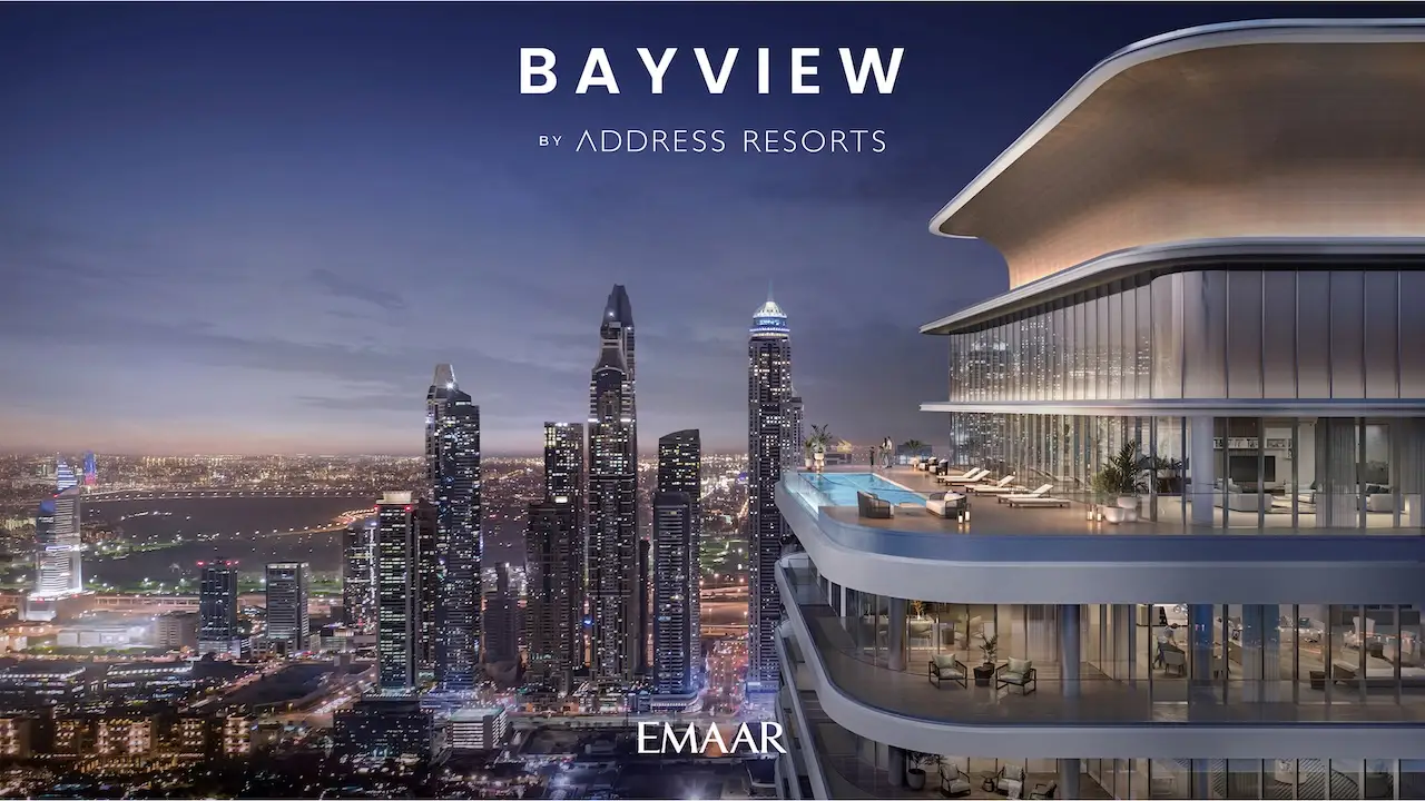 Dubai’de Emaar Beachfront’ta yer alan Bayview by Address Resorts’un gece manzarası render’ı; yükseltilmiş infinity havuz terasları, Dubai Marina silüetinin ışıkları ve Gulf manzaralı lüks sahil mimarisi, Tohid Fetrat tarafından sunulmuştur